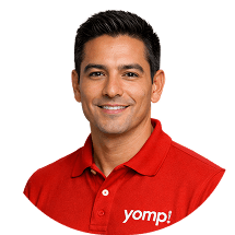 Retrato de asesor de ventas sonriente con camisa roja con logo Yomp sobre fondo blanco.