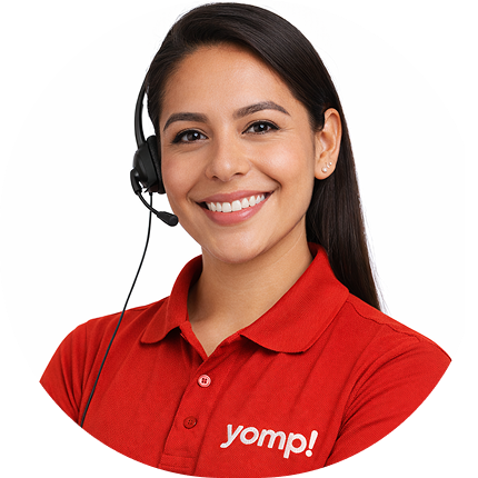 Retrato de multiagente sonriente con uniforme rojo y auricular, representando atención al cliente de Yomp.
